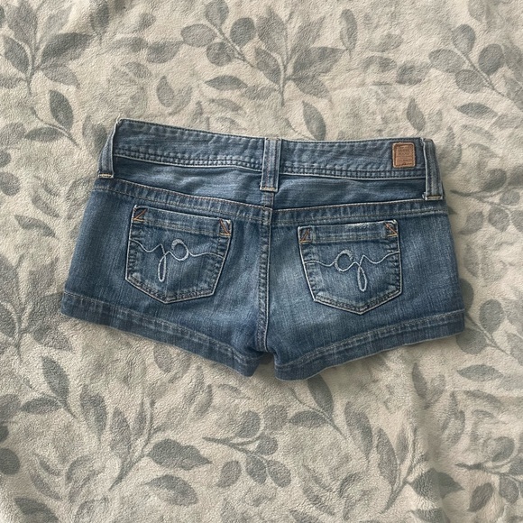 Vintage Guess low rise blue denim shorts - Picture 2 of 2